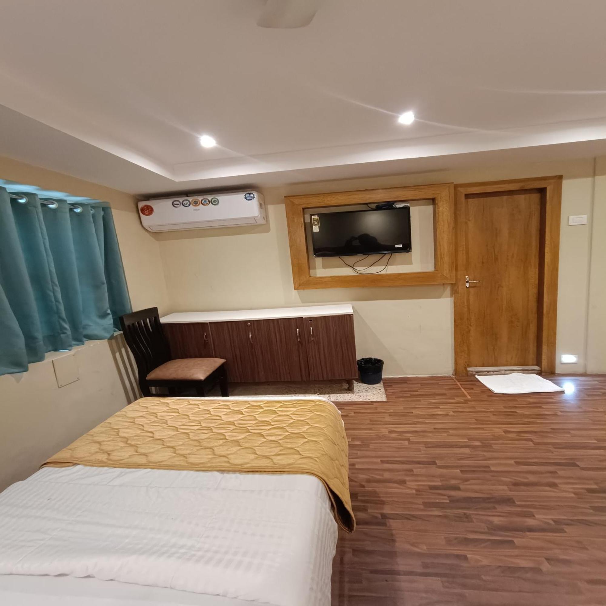 Rk Hotel-Near Grant Road Railway Station Мумбаи Экстерьер фото